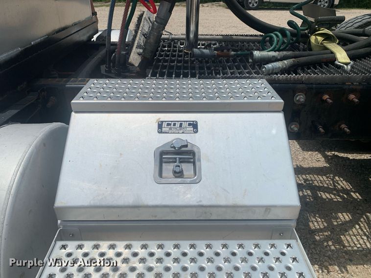 image for item LH9746 2000 Mack CX613  semi truck