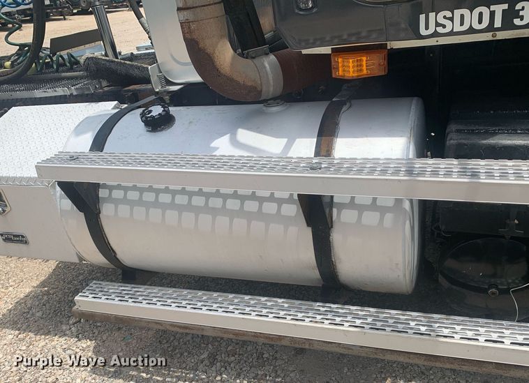 image for item LH9746 2000 Mack CX613  semi truck