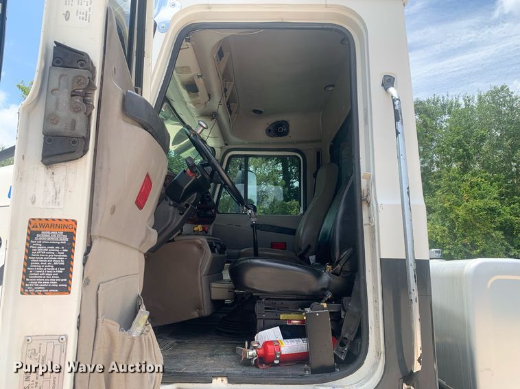 image for item LH9746 2000 Mack CX613  semi truck