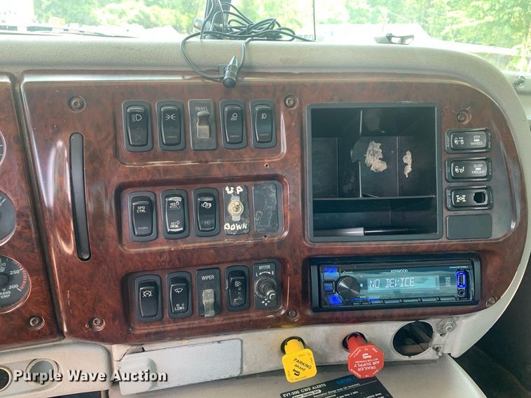 image for item LH9746 2000 Mack CX613  semi truck