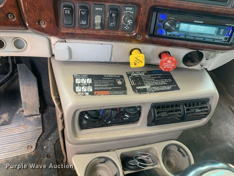 image for item LH9746 2000 Mack CX613  semi truck