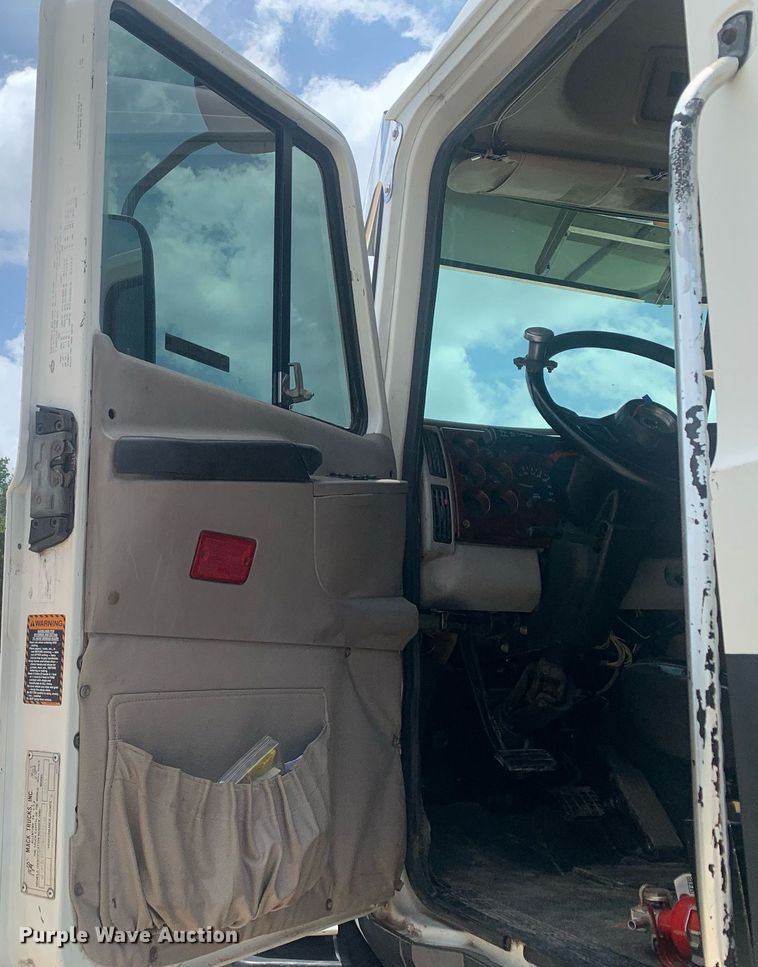 image for item LH9746 2000 Mack CX613  semi truck