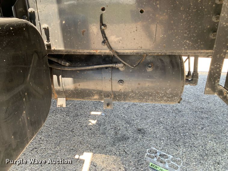 image for item LH9755 1999 International 4900  flatbed truck