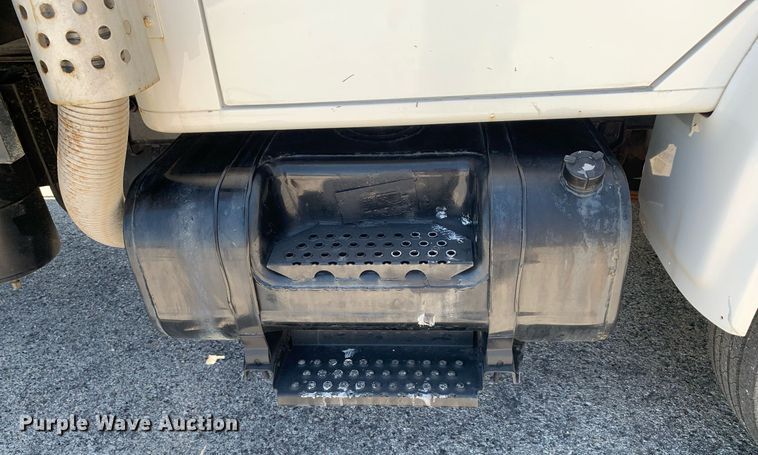 image for item LH9755 1999 International 4900  flatbed truck