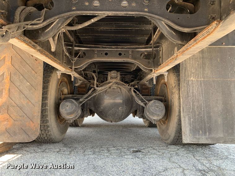 image for item LH9755 1999 International 4900  flatbed truck