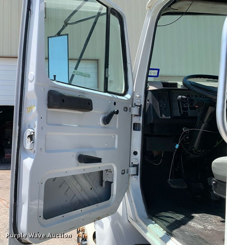 image for item LH9755 1999 International 4900  flatbed truck