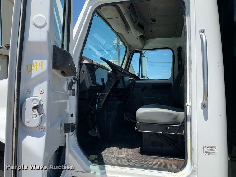 image for item LH9755 1999 International 4900  flatbed truck