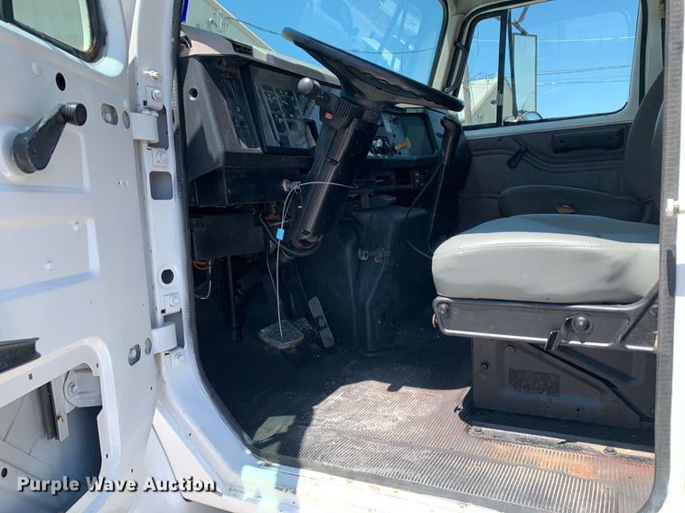 image for item LH9755 1999 International 4900  flatbed truck