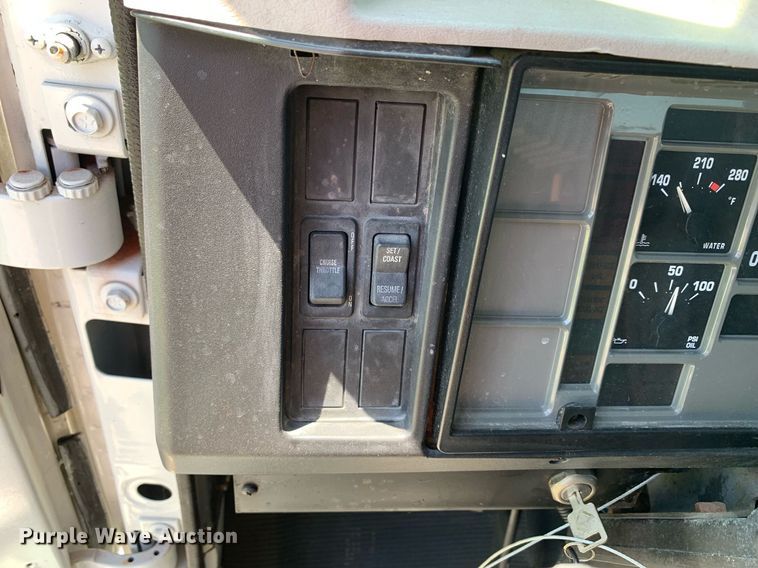 image for item LH9755 1999 International 4900  flatbed truck