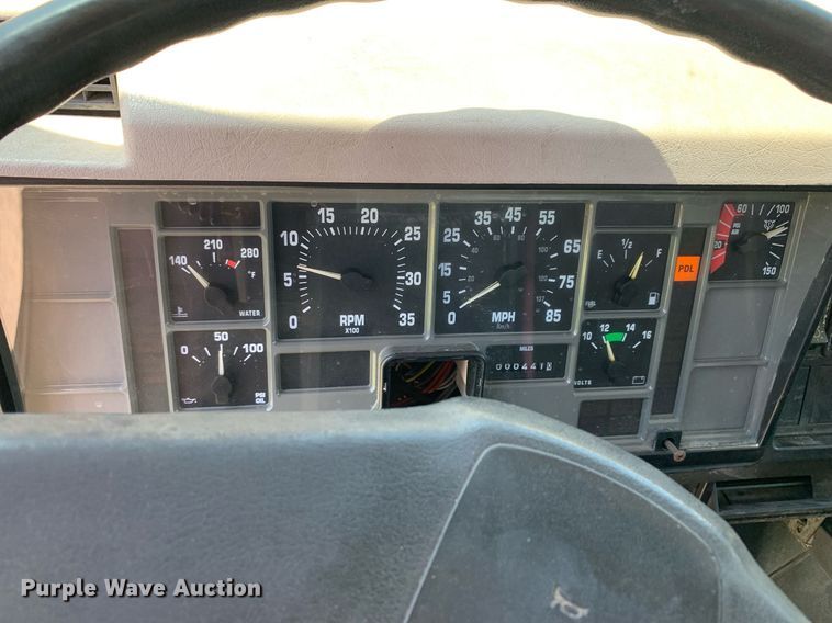 image for item LH9755 1999 International 4900  flatbed truck