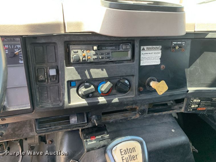 image for item LH9755 1999 International 4900  flatbed truck