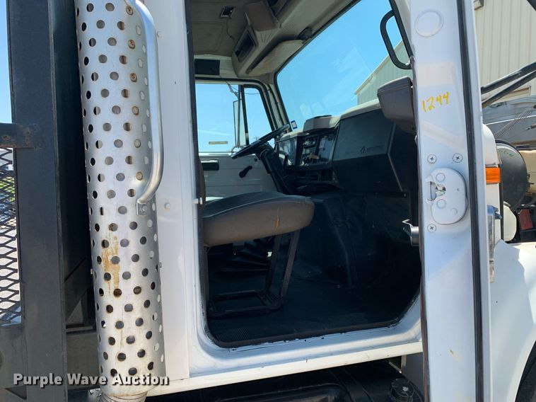 image for item LH9755 1999 International 4900  flatbed truck