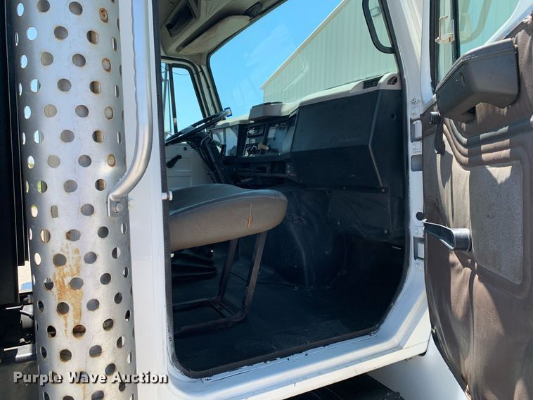 image for item LH9755 1999 International 4900  flatbed truck