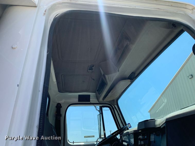 image for item LH9755 1999 International 4900  flatbed truck