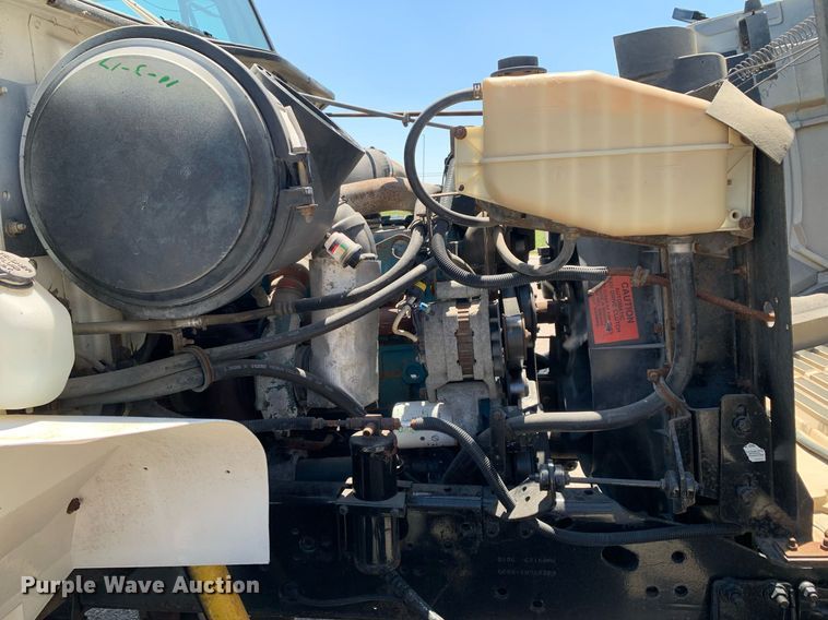 image for item LH9755 1999 International 4900  flatbed truck