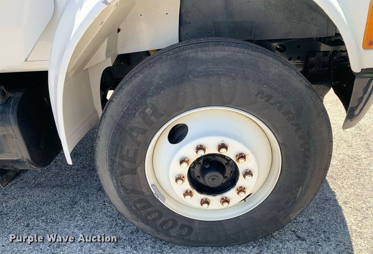 image for item LH9755 1999 International 4900  flatbed truck