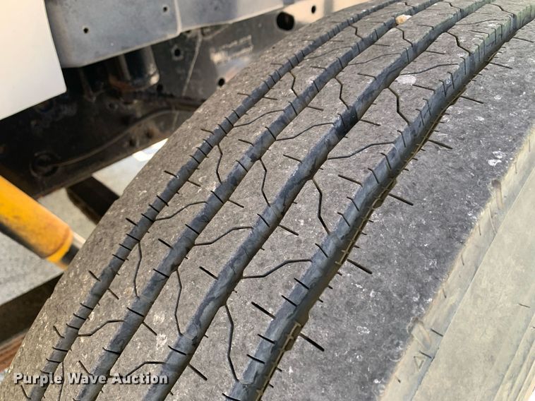 image for item LH9755 1999 International 4900  flatbed truck