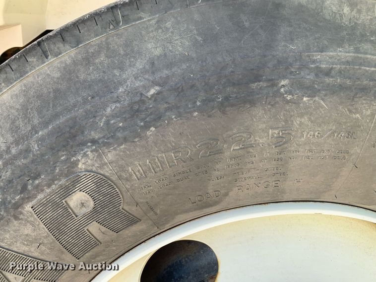 image for item LH9755 1999 International 4900  flatbed truck