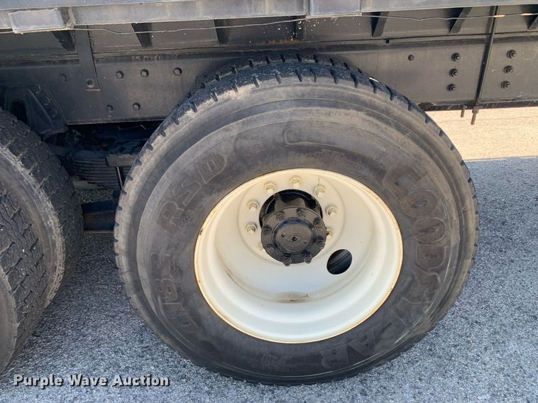 image for item LH9755 1999 International 4900  flatbed truck