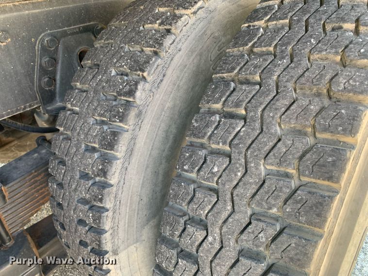 image for item LH9755 1999 International 4900  flatbed truck