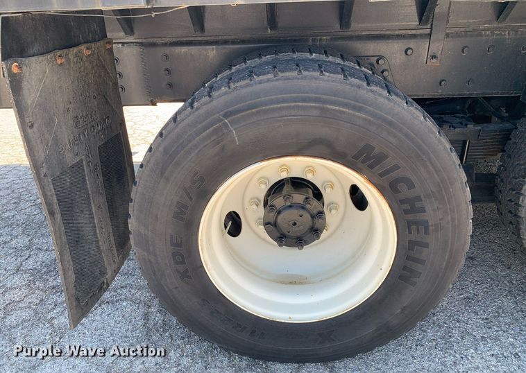 image for item LH9755 1999 International 4900  flatbed truck