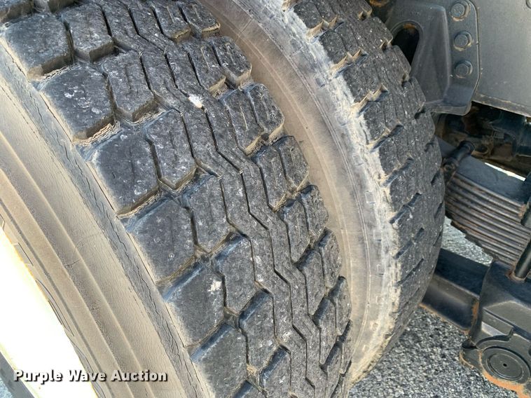 image for item LH9755 1999 International 4900  flatbed truck