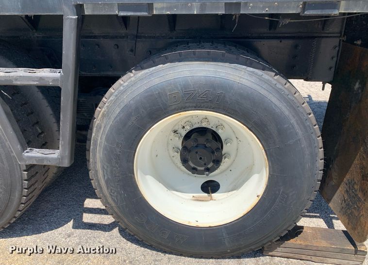 image for item LH9755 1999 International 4900  flatbed truck