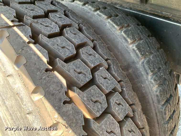 image for item LH9755 1999 International 4900  flatbed truck