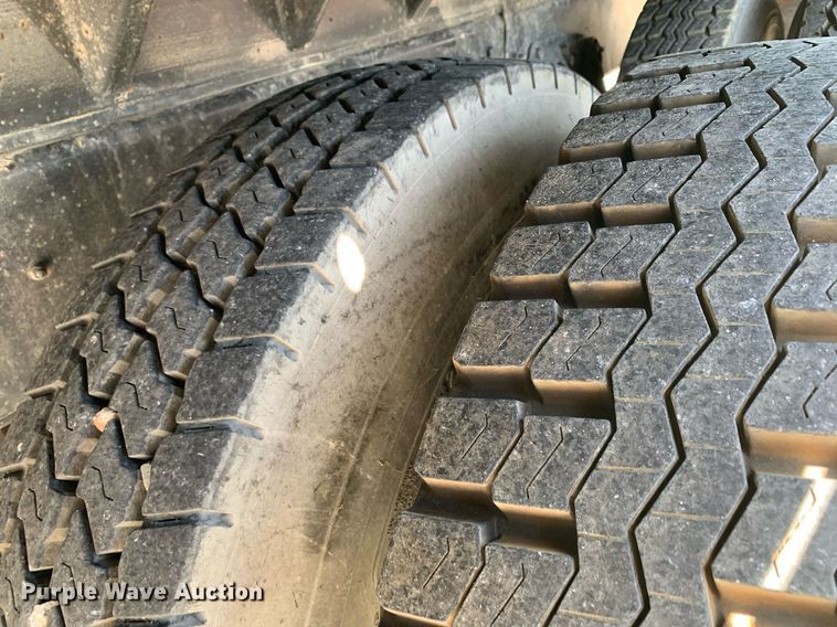 image for item LH9755 1999 International 4900  flatbed truck