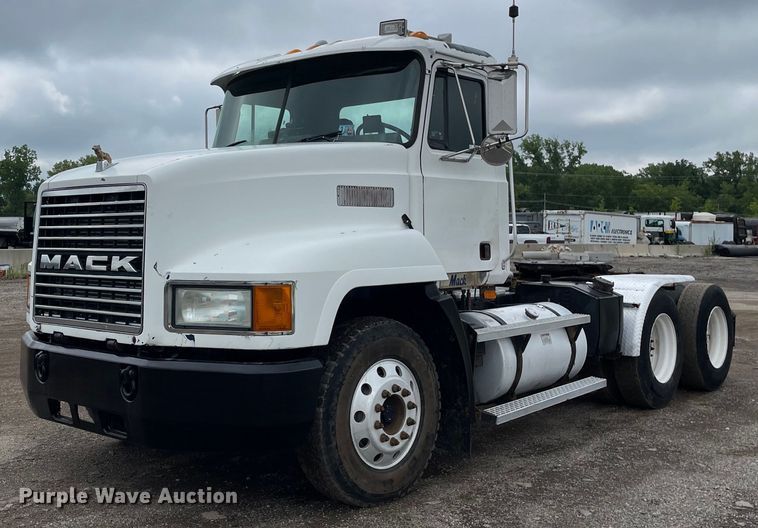 image for item LJ9776 1998 Mack CH613  semi truck