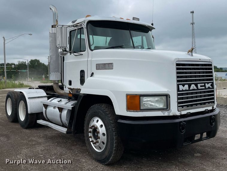 image for item LJ9776 1998 Mack CH613  semi truck