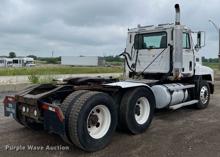 image for item LJ9776 1998 Mack CH613  semi truck
