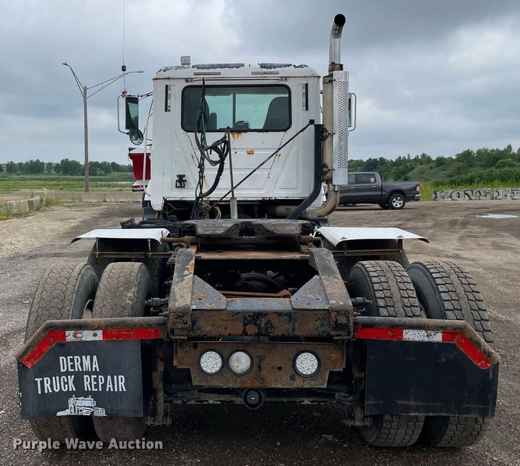 image for item LJ9776 1998 Mack CH613  semi truck