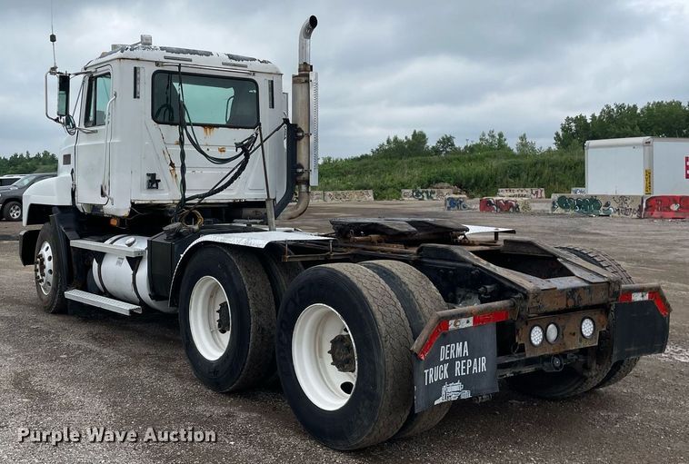 image for item LJ9776 1998 Mack CH613  semi truck