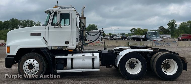 image for item LJ9776 1998 Mack CH613  semi truck