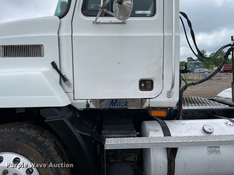 image for item LJ9776 1998 Mack CH613  semi truck
