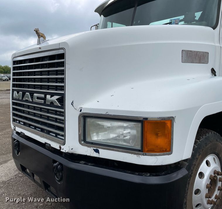 image for item LJ9776 1998 Mack CH613  semi truck