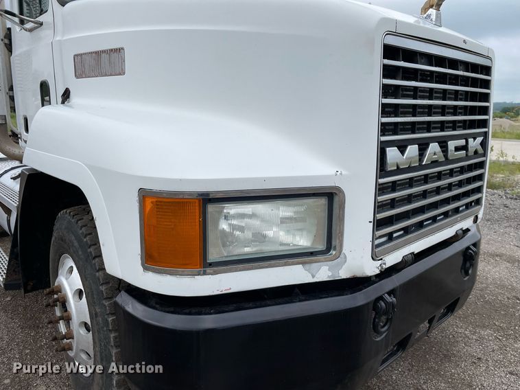 image for item LJ9776 1998 Mack CH613  semi truck