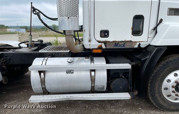 image for item LJ9776 1998 Mack CH613  semi truck