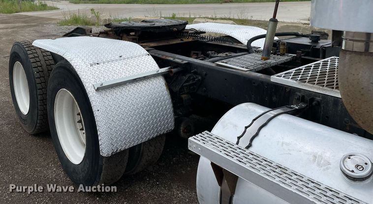 image for item LJ9776 1998 Mack CH613  semi truck