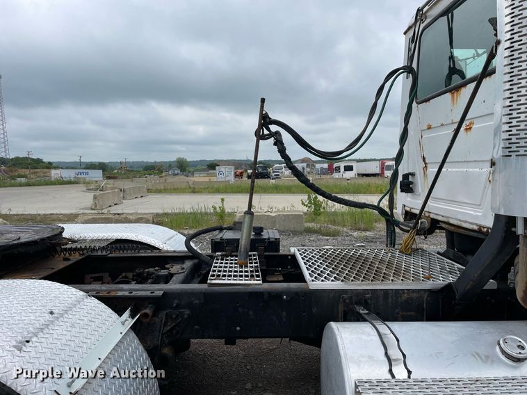 image for item LJ9776 1998 Mack CH613  semi truck