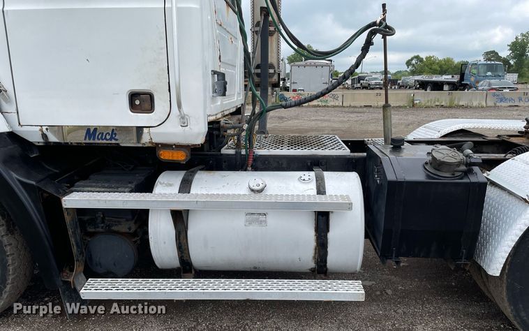 image for item LJ9776 1998 Mack CH613  semi truck