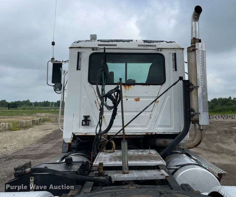 image for item LJ9776 1998 Mack CH613  semi truck