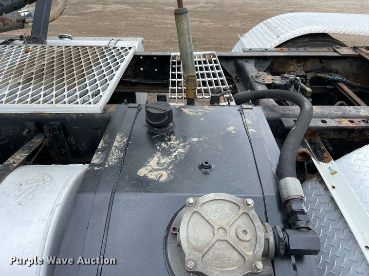 image for item LJ9776 1998 Mack CH613  semi truck