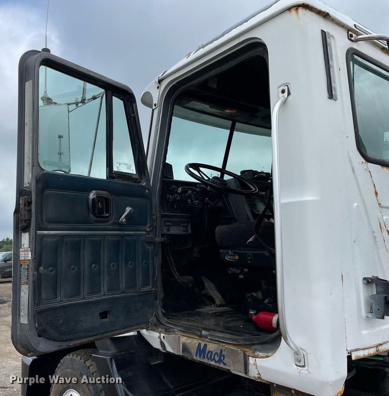 image for item LJ9776 1998 Mack CH613  semi truck