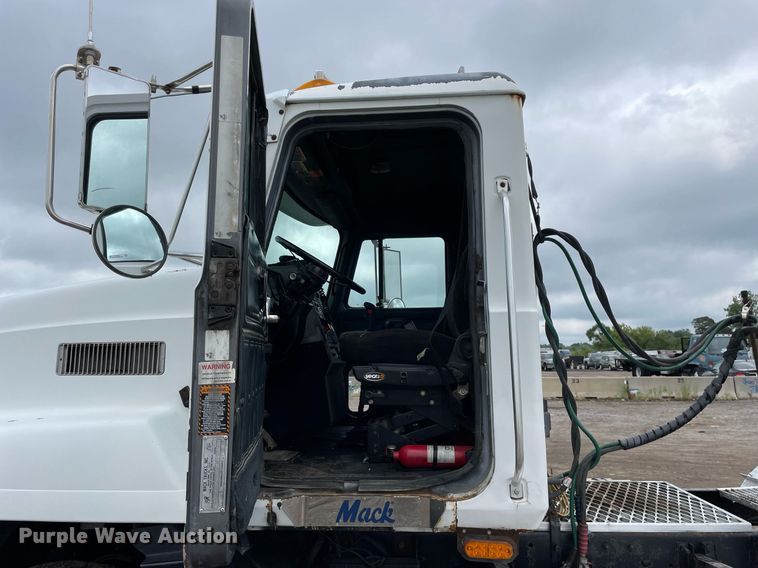 image for item LJ9776 1998 Mack CH613  semi truck