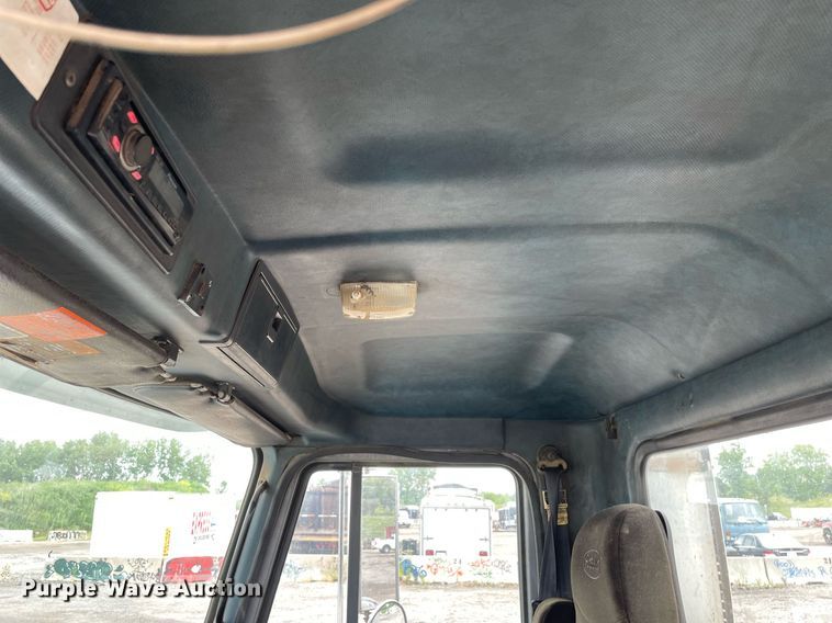 image for item LJ9776 1998 Mack CH613  semi truck