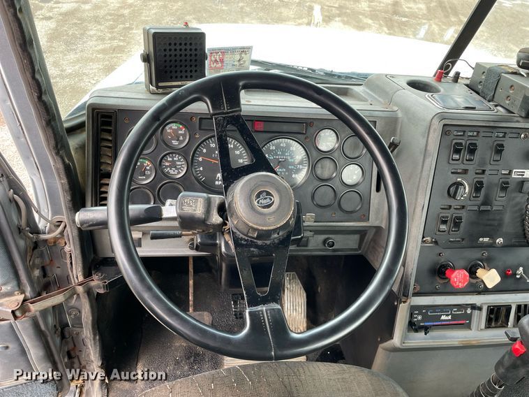 image for item LJ9776 1998 Mack CH613  semi truck