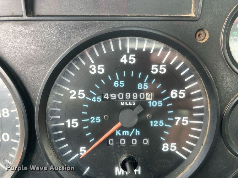 image for item LJ9776 1998 Mack CH613  semi truck