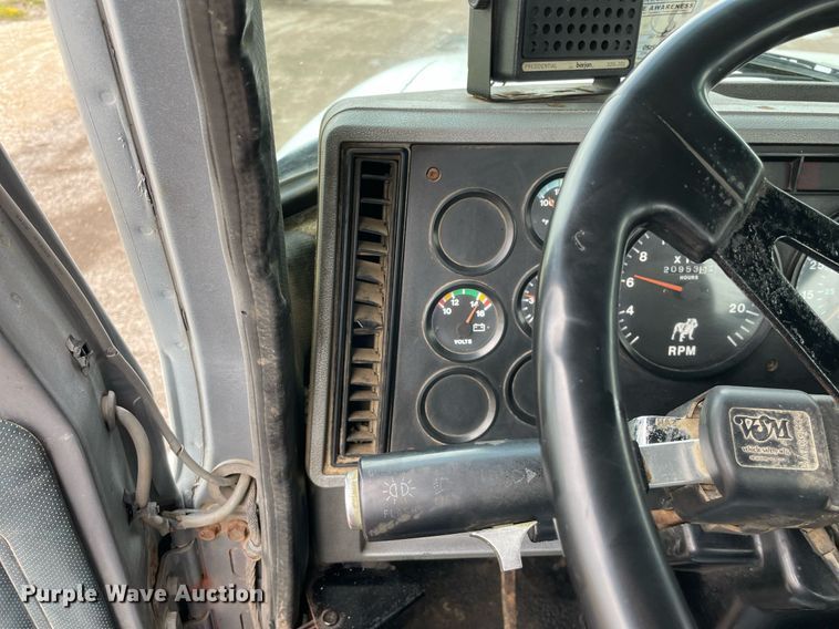 image for item LJ9776 1998 Mack CH613  semi truck